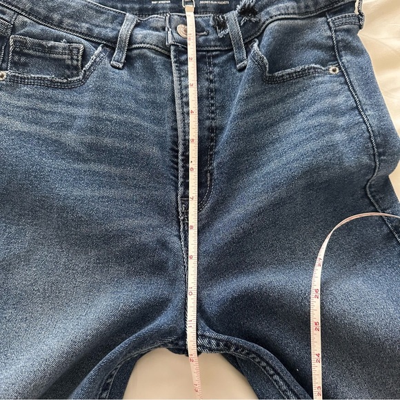 Women’s Old Navy Skinny Jeans with Distressed Details (6 tall) - Picture 7 of 8